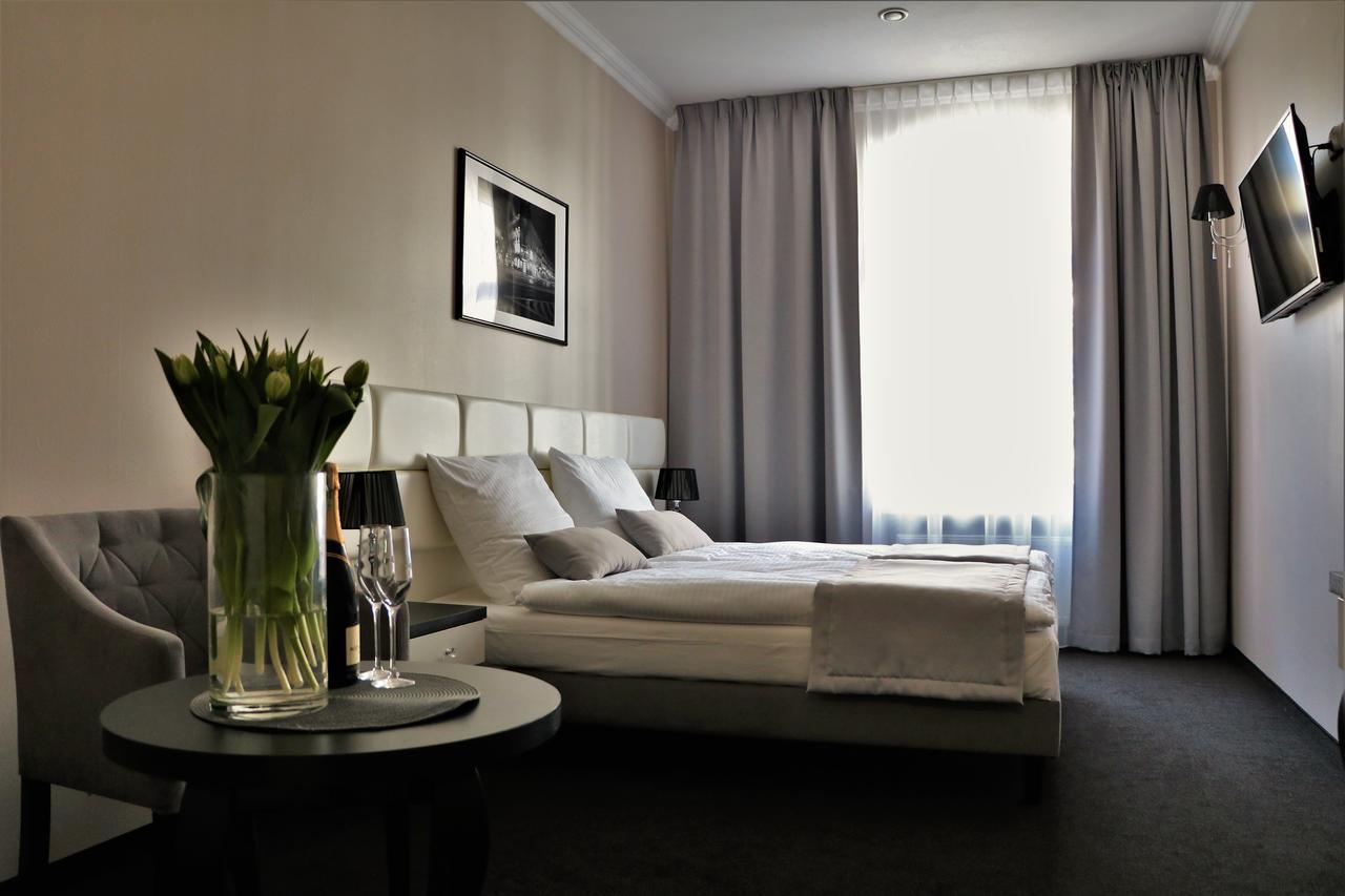 Hotel Villa Casino ซูบีเซ ภายนอก รูปภาพ