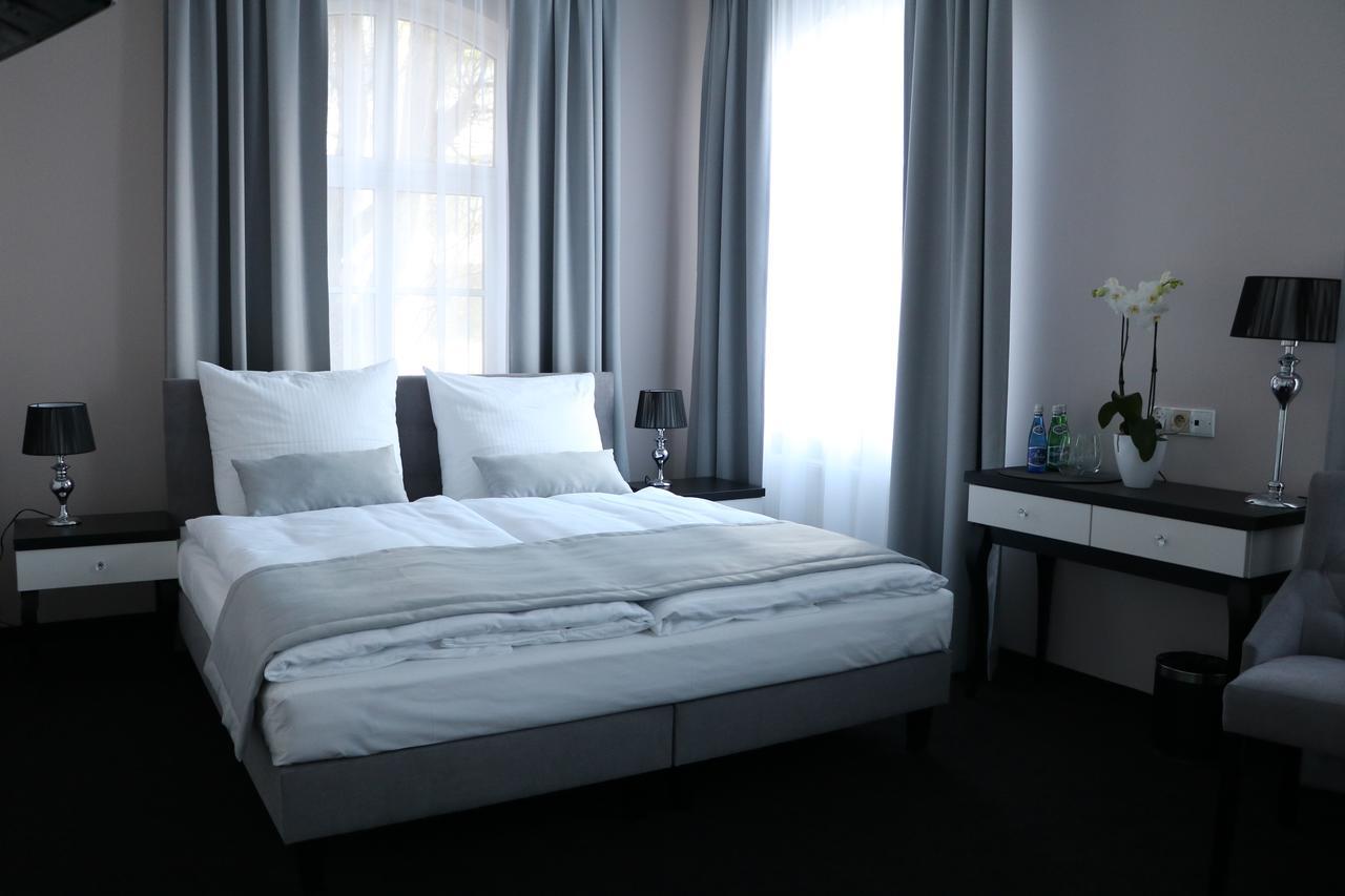 Hotel Villa Casino ซูบีเซ ภายนอก รูปภาพ